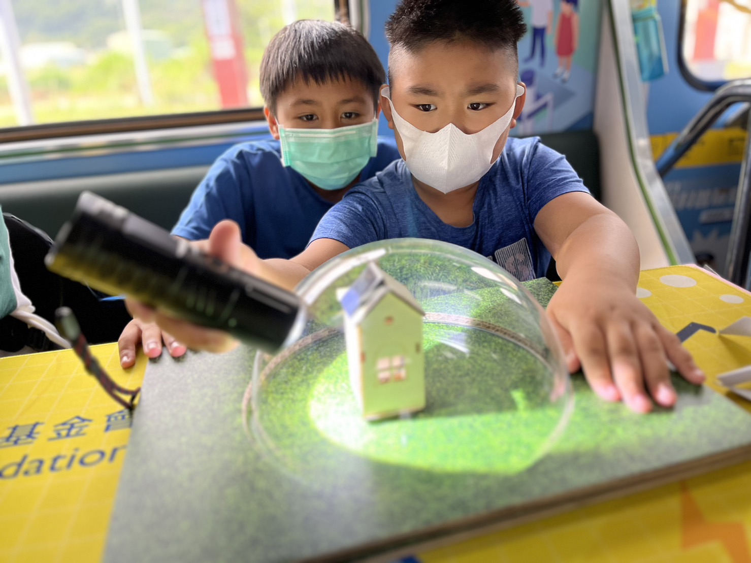 DB真人參與基礎科學主題車廂，以STEAM教學精神，設計「逐日科學家」、「太陽能工程師」以及「淨零建築師」三大能源科普課程和實驗