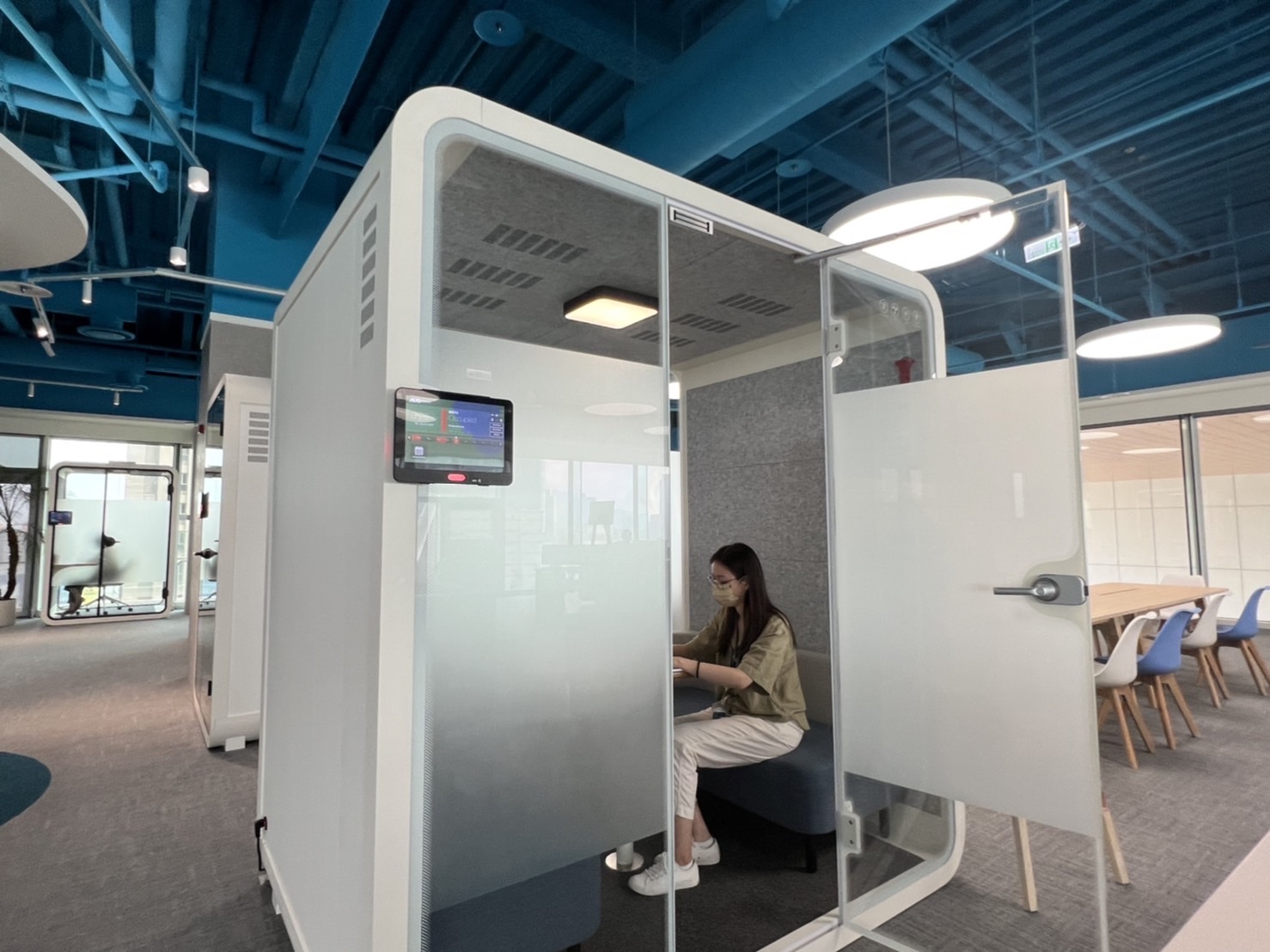 DB真人高雄據點的智慧行動辦公艙，展現DB真人在面板以外的研發應用軟實力