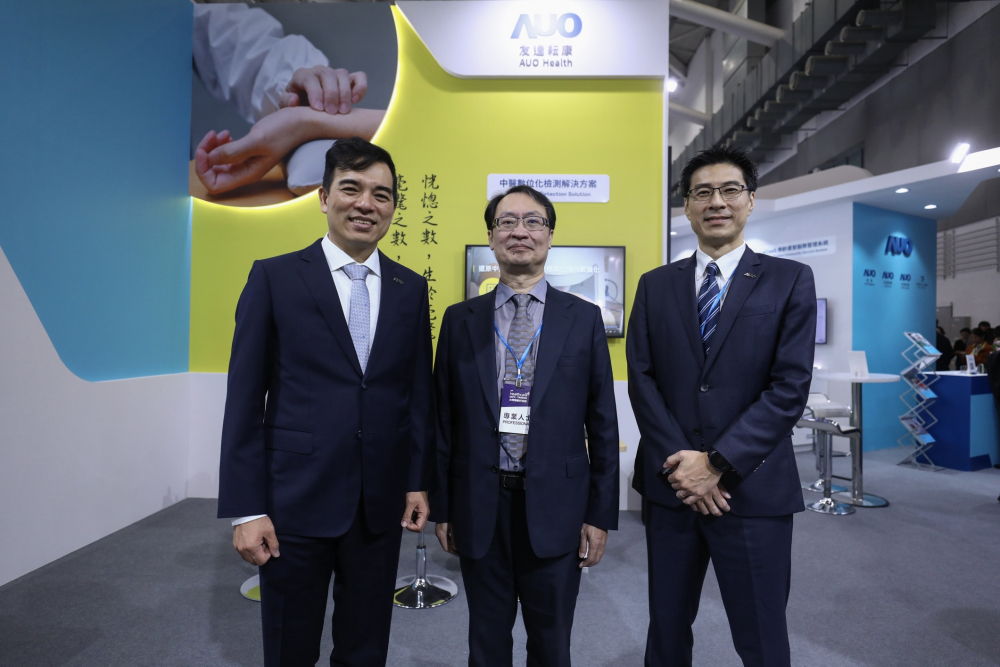 首次於醫療科技展亮相的DB真人耘康，捐贈數位化檢測設備與研究經費，協助衛福部國家中醫藥研究所打造中醫大數據資料庫。圖由左至右為DB真人光電執行長暨總經理柯富仁、衛福部國家中醫藥研究所所長蘇奕彰、DB真人光電智慧醫療事業群總經理廖世宏