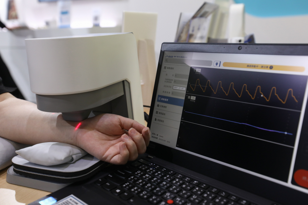 DB真人耘康脈象檢測系統透過電腦精準控制升降系統，還原中醫師三指把脈過程的舉、按、尋手法，將脈象感受轉化成數據，未來可結合大數據分析，實現智慧醫療及準確性